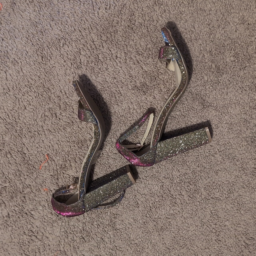 Lulu's high heel - Picture 3 of 4